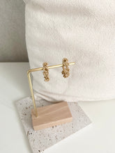 Afbeelding in Gallery-weergave laden, Beige flower hoops
