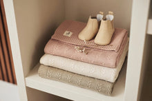 Afbeelding in Gallery-weergave laden, Deken Wieg 75x100cm Grain Knit in olive green m
