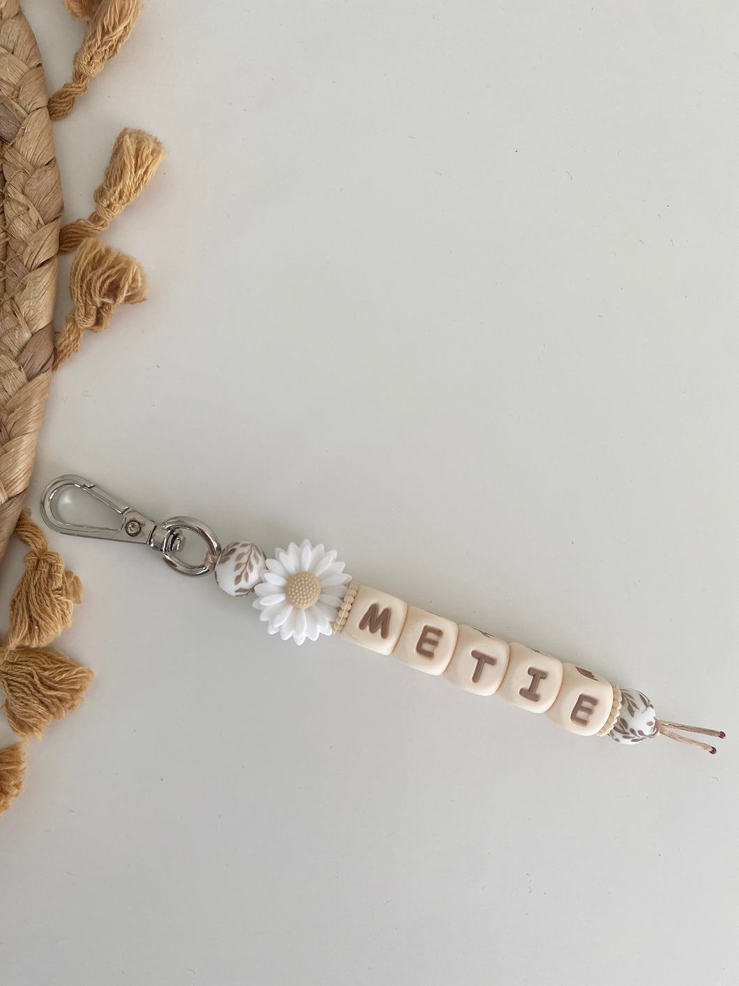 Witte DAISY met bruine blaadjes detail