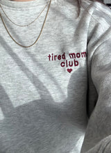 Afbeelding in Gallery-weergave laden, Tired mom club trui
