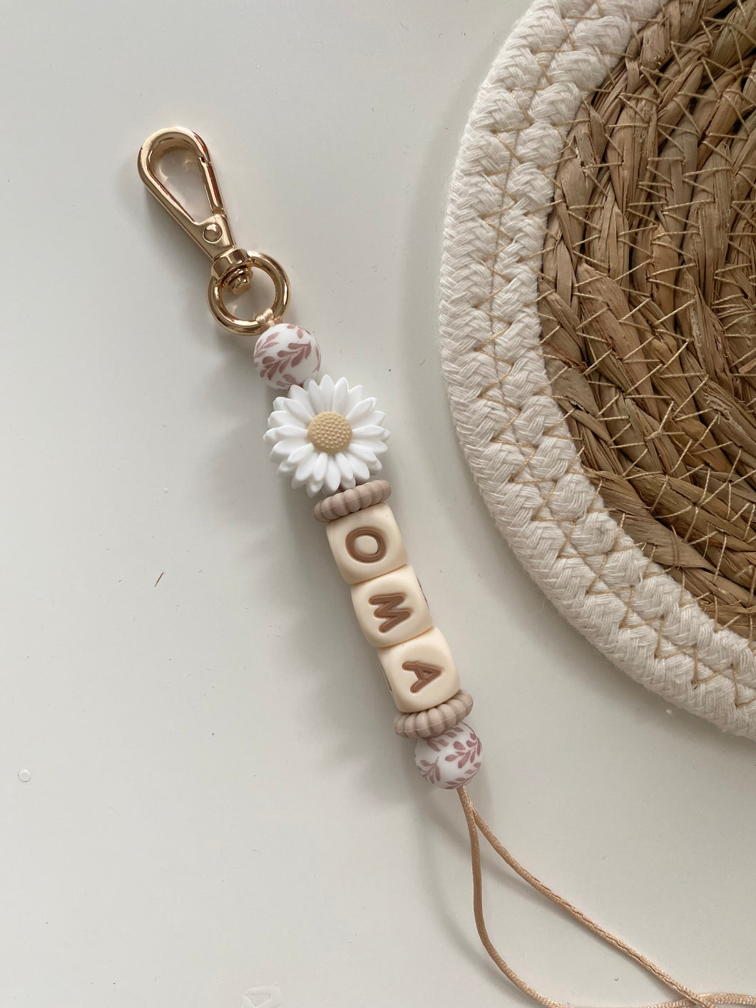 Witte DAISY met bruine blaadjes detail