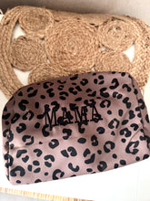 Afbeelding in Gallery-weergave laden, Toilettas met mama borduring
