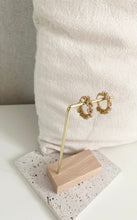Afbeelding in Gallery-weergave laden, Beige flower hoops
