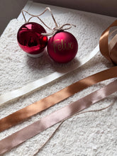 Afbeelding in Gallery-weergave laden, Rode kerstballen met naam
