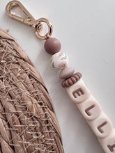 Afbeelding in Gallery-weergave laden, Pastel bloemen sleutelhanger
