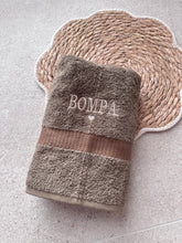 Afbeelding in Gallery-weergave laden, Handdoek met geborduurde naam
