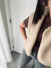 Afbeelding in Gallery-weergave laden, Fluffy teddy vest: DARK GREEN &amp; BLACK enkel nog beschikbaar
