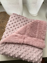 Afbeelding in Gallery-weergave laden, Fleece babydekentje LICHTROZE luxe met borduring
