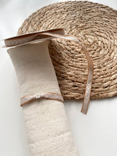 Afbeelding in Gallery-weergave laden, Initiaal armband - beige lint
