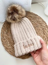 Afbeelding in Gallery-weergave laden, Kindermuts (pompon) met borduring
