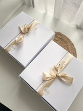 Afbeelding in Gallery-weergave laden, Gelukbox toilettas met droogbloem kaartje
