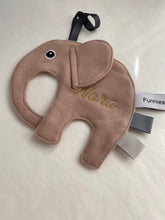 Afbeelding in Gallery-weergave laden, PINKSTONE speendoekje olifant (borduring)
